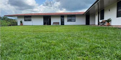 Espléndida Casa Campestre en Vereda El Trébol

Oportunidad para quienes sueñan con una vida tranquila en el campo con todas las comodidades. Ideal para familias grandes o como inversión, esta casa campestre está lista para entregar con excelentes acabados en un amplio lote.

 

Descripción de la Propiedad

Ubicada a 30 minutos de Chinchiná, esta casa de 320 m2 de área privada en un lote de 3400 m2 ofrece un ambiente de lujo rústico. Dispone de cuatro habitaciones y cinco baños en total, incluyendo baño principal y auxiliar. La cocina integral está completamente dotada con barra estilo americano. La casa cuenta con un comedor independiente, doble ventana y un balcón con vista panorámica para el disfrute de la naturaleza. Adicionalmente, incluye una casa independiente de 50 m2 para el mayordomo. Se admiten mascotas.

 

Entorno y Acceso

La propiedad se ubica en la Vereda El Trébol con acceso pavimentado. El entorno ofrece vastas zonas verdes, parques cercanos y una cancha de fútbol privada para la recreación. Además, cuenta con una amplia área social y parqueadero para visitantes. Dispone de servicio de acueducto funcionando.

 

Contáctanos

Si te interesa esta hermosa casa campestre con casa de mayordomo y amplio terreno cerca de Chinchiná, no dejes pasar esta oportunidad. Escríbenos por WhatsApp para agendar una visita o solicitar más detalles. Estamos listos para ayudarte a encontrar tu refugio campestre.


 
