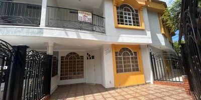 Casa en Venta – Barrio Villa Café (Oriente de la Ciudad)
Amplia y acogedora casa ubicada en el oriente de la ciudad, en el barrio Villa Café, con excelente entorno residencial y fácil acceso a rutas de transporte.
Características principales:
•	Antejardín con reja y espacio para parquear más de dos vehículos.
•	Dos salas amplias y luminosas.
•	Comedor independiente.
•	Cocina tipo americana, moderna y funcional.
•	Baño social.
•	Patio de ropas y alcoba de servicio con baño.
Segundo piso:
•	Tres alcobas con clóset,
•	La principal con baño privado,
•	Baño auxiliar para las otras habitaciones.
Entorno y ubicación:
Ubicada en una zona residencial tranquila y bien comunicada, cerca de iglesias, supermercados, colegios públicos y privados, así como de una universidad. Además, cuenta con fácil acceso a rutas de transporte público, lo que garantiza comodidad y conveniencia para toda la familia.

