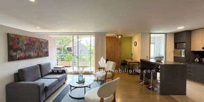 Apartamento, arriendo, La Linde El Poblado.

Vive con estilo en este moderno apartaestudio tipo loft amoblado, que combina diseño, confort y privacidad. Cuenta con una habitación amplia con Vestier, dos baños, cocina integral abierta con isla y barra, zona de ropas independiente y un espacio de estudio abierto ideal para trabajar o leer. Su balcón ofrece una vista despejada hacia la zona común sin registro alguno, garantizando tranquilidad. Incluye parqueaderos cubiertos paralelos y cuarto útil aledaño. El edificio ofrece gimnasio, zonas verdes, canchas deportivas y parqueadero para visitantes. Su ubicación es estratégica, con acceso por la avenida El Poblado o Las Palmas, cerca de colegios, parques y transporte público. ¡Agenda tu visita y enamórate de este espacio único y moderno! Nota: se entrega amoblado.