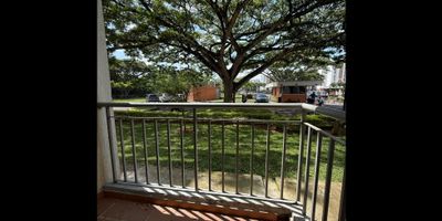 Apartamento en venta de 56m2, con vista interior, ubicado en un 1er piso (Torre 1 Apto 103), acceso por ascensor, parqueadero propio descubierto (157). Consta de 2 habitaciones, 1 baños, estudio, sala comedor, cocina integral y zona de lavandería. Tiene piso cerámico en todo el inmueble. El conjunto cuenta con piscina, zonas verdes, salón comunal y vigilancia privada las 24 horas. Cerca a Estadio Jamundí, IMDERE Jamundí, cerca de centro comercial Alfaguara, Palmas Plaza, Plaza del Sol; cerca a colegio Gimnasio Liceo Moreno Taller de María, Ángel María Camacho; Vías de acceso por la Avenida Circunvalar. ID-44387412599
