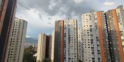 Hermoso apartamento nuevo con 3 habitaciones, 2 baños, cocina integral y calentador a gas. Cuenta con excelente iluminación y ventilación natural, además de 3 amplios closets.
La unidad residencial ofrece zonas comunes ideales para el disfrute, como piscina, gimnasio y parque infantil, pensadas para la comodidad de todos los arrendatarios.