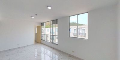 Apartamento en venta de 50m2, con vista exterior, ubicado en un 5to piso (Torre 4 Apto 501), acceso por escaleras. Consta de 2 habitaciones, 2 baños, sala comedor, cocina integral y zona de lavandería. Tiene piso cerámico en todas sus zonas. El conjunto cuenta con zonas verdes, zona para niños, salón social, piscina y vigilancia privada las 24 horas. Cerca a centro comercial Único; cerca a almacenes de cadena D1, ARA; cerca a colegio Gabriel García Márquez ; cerca a universidad Valle Yumbo; Vías de acceso por la calle 10. ID-33874127485
