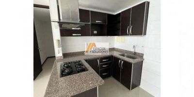   VENTA DE APARTAMENTO EN SOTOMAYOR - TORRE ELITE  42 

 

Se vende apartamento de 74 metros cuadrados, ubicado en el Edificio Élite 42, piso 14, estrato 5, Barrio Sotomayor, Bucaramanga, excelente ubicación.

 

Descripcion: Consta de 2 habitaciones, principal con baño y aire acondicionado, baño social, cocina integral tipo americano, balcon, sala-comedor, vista exterior, zona de ropas con calentador. Parqueadero escriturado.

 

Zona Social: Ascensor, gimnasio, salón social, sauna, turco, hidro masaje, asador bbq, una sola torre de 45 apartamentos.

 

Precio de Venta: $380.000.000.  Administracion $421.000

 

¡Tenemos todo lo que necesitas!

Comunícate con nosotros:

☎ +57 (7) 6847511   ?320-3430689 
