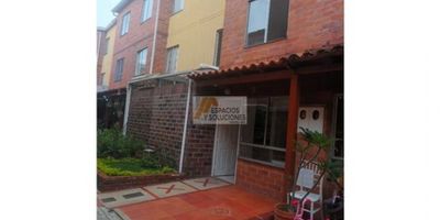 VENTA DE CASA URB. SAN ANGEL - PALOMITAS

 

Venta de casa totalmente reformada en Urbanizacion San Angel, Palomitas, 3 niveles, dispone de un área construida de 70 metros cuadrados, cerca a clinicas, fresca y ventilada.  Estrato 3

 

Descripcion: 

Primer Nivel: Consta de Sala-Comedor, cocina integral, patio, 1 baño.

Segundo Nivel: Consta de 2 alcobas, una con clóset, 1 baño.

Tercer Nivel: Consta de 1 alcoba amplia con biblioteca-estudio, 1 baño.

Zona Social: Piscina, juegos infantiles, bbq, salon social, mantenimiento áreas comunes, vigilancia 24/7.

 

Precio de Venta: $ 280.000.000 Negociables

 

Cuenta con cercanía a los Centros Comerciales de la ciudad, Clínicas de primer nivel,  Universidad  colegios de categoria y además faciles vías de acceso.

 

¡Tenemos todo lo que necesitas!

Comunícate con nosotros:

☎ +57 (7) 6847511   ?320-3430689 
