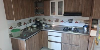 Amplia y confortable casa ubicada en el tradicional sector de Castilla, zona residencial con excelente acceso a transporte público, comercios, instituciones educativas y parques.
El inmueble cuenta con 111 m² construidos, distribuidos de manera funcional en 5 habitaciones, 2 baños completos, sala-comedor, 2 patios, cocina integral y zona de ropas. Sus amplios espacios ofrecen comodidad y versatilidad, ideal para familias numerosas o quienes buscan un lugar con posibilidad de adecuar para renta o doble vivienda.
La propiedad se encuentra en buen estado de conservación, lista para habitar y con un entorno tranquilo y de alta valorización.