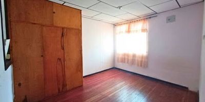 Inmobiliaria Giraldo Castaño te ofrece un Amplio apartamento ubicado en primer piso en el barrio La Argentina, con excelente distribución y fácil acceso. Dispone de 4 habitaciones con clóset, sala comedor amplia, cocina sencilla, patio y 1 baño.El inmueble permite ingreso de motos y cuenta con bahía descubierta para un carro, ofreciendo comodidad y funcionalidad en una zona residencial tranquila y bien comunicada.