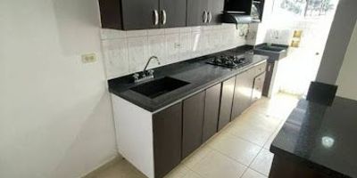 Apartamento en renta – Barrio Calasanz, Medellín Área aproximada: 80 m² Distribución: 3 habitaciones 2 closets 2 baños Cocina integral Red de gas Calentador Zona de ropas Piso en cerámica Balcón y ventanal Unidad cerrada con parqueadero y zonas comunes. Excelente ubicación en Calasanz, sector residencial tranquilo, con fácil acceso a transporte público, supermercados y colegios.