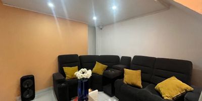 [ARR] ID HOUM: 161697

Entérate de todos los beneficios al arrendar con nosotros:
    • Asistencia e intermediación con el propietario
    • Firma tu contrato online
    • Arrienda sin burocracia, sin papeleos ni notarías

Casa en arriendo, ubicada en el barrio Belen, con una superficie construida de 24.00 m² y superficie total de 24.00  m². 

Sus principales características son:

    • Amoblado
    • 3 dormitorios
    • 2 baños
    • No Admite mascotas
    • Año de construcción: 1990
            
Si arriendas con nosotros, te brindamos asesoría personalizada durante todo el proceso.
        

Requisitos para arrendar con nosotros:

    • Arrienda sin codeudor*, fácil, rápido y seguro
    • Demuestra un ingreso mensual neto de al menos 2.5 veces el valor del arriendo (los ingresos mensuales se pueden complementar por las personas que vivirán en este inmueble)
    • Completa tu información básica y mándanos tus extractos bancarios o documentos que demuestren tus ingresos
    • No debes tener reportes negativos en centrales de crédito
        

IMPORTANTE:

    • Te invitamos a agendar una visita a esta propiedad
    • Si tienes alguna duda por favor puedes solicitar más información desde los portales como también contactarte directamente con nosotros
    
Más que una inmobiliaria, somos Houm.
*Aplican T&C