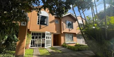 ¿Buscas una casa que combine la tranquilidad del campo con la comodidad de la ciudad? Entonces, esta propiedad en la Loma del Escobero, Envigado, es la respuesta a tus sueños. Con un área de 196 m², esta casa de ensueño te ofrece un estilo de vida excepcional.Imagina despertar cada mañana en una de sus 3 amplias alcobas con closet, habitación de servicio con baño, 3 baños, 2 niveles, pisos de madera y porcelanato que brindan calidez y elegancia. Disfruta de una cocina integral totalmente equipada, donde podrás preparar deliciosos platos para tus seres queridos.Pero eso no es todo, esta propiedad cuenta con dos salas acogedoras, una biblioteca para tus momentos de lectura y un calentador que te mantendrá cómodo en todo momento. Y si buscas relajarte, la terraza y patio te brindarán el espacio perfecto para disfrutar de los atardeceres.Además, esta casa se encuentra en una unidad cerrada, lo que te garantiza seguridad y tranquilidad. Disfruta de los juegos infantiles y la cancha de micro