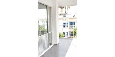 APARTAMENTO EN ARRIENDO EN LA CAROLINA

Amplio apartamento con acabados modernos. Cuenta con 3 alcobas, 3 baños, sala, comedor, cocina, zona de labores, balcon. Ideal para vivienda familiar.

CODIGO WASI 9582865
