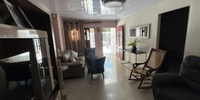 Descubre esta elegante casa amoblada ubicada en una zona residencial sobre vía principal. Con 3 habitaciones, 2 baños y 1 parqueadero cubierto, este inmueble de 227 metros cuadrados ofrece un ambiente remodelado y amoblado con acabados de alta calidad. Disfruta de la cocina en L con isla, sala-comedor, estudio, jacuzzi y zona de ropas. Además, cuenta con closet, piso en porcelanato, iluminación natural y acceso pavimentado. Ideal para familias, cerca de colegios, supermercados y parques. ¡Haz de este lugar tu nuevo hogar!