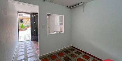 Apartaestudio primer piso en arriendo ubicado en Envigado barrio San Marcos, cuenta con espacios en galería, habitación, cocina y comedor, dentro del baño está la zona de ropas, cuenta con puerta garaje, se encuentra en zona residencial tranquila y central, esta cerca a vías principales Avenida Poblado, colegios, supermercados, tiendas, iglesia, además excelente ruta de transporte publico a una cuadra. Si son dos personas las que tomen el inmueble los servicios no sería incluidos si no compartidos.