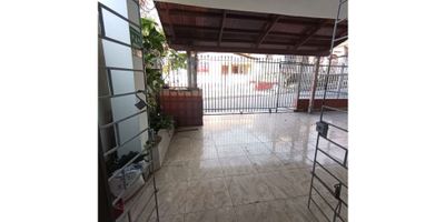 OFICINA EN ARRIENDO EN SAN ISIDRO 

Se arrienda oficina en 1er piso, con patio, 250 mtr incluido el patio, 1 baño, no tiene administracion. Cerca a centros comerciales, centro medico, transporte publico.

CODIGO WASI 9582914
