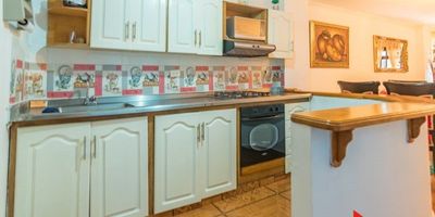 COD 7644
Casa en La América, consta de 85 metros, 4 alcobas, 2 baños, cocina integral, sala comedor, balcón, 2 patios. 
Cerca a zona comercial.