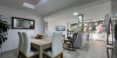 Casa en venta en unidad cerrada, ubicada en sector campestre, muy tranquilo y poco flujo vehicular, con conexión a rutas de transporte y facilidad de servicios complementarios tales como colegios, restaurantes, centro comercial, mall y tiendas de servicio y comercio en general. Piso en cerámica y madera, sala comedor, 3 alcobas con vestier y baño en la principal, baño social, para un total de 4 baños, cocina integral abierta tipo americano, zona de ropas, balcón y parqueadero cubierto. Conjunto cerrado con piscina, salón social, parques infantiles, placa polideportiva, zonas verdes, vigilancia y portería 24 horas y circuito cerrado de TV,inmuebles sujetos a verificacion de disponibilidad
