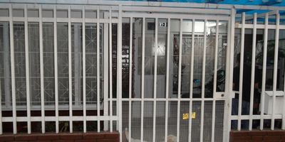 Casa de dos pisos ampliada de 6.20 de frente y 12.40 de fondo. cuenta con 5 alcobas, de las cuales 2 con closets, 2 baños remodelados, sala, comedor, estudio, sala de star, cocina integral, patio cubierto con marquesina y ante jardín enrejado y con marquesina. La casa se puede ampliar a 3 o 4 pisos