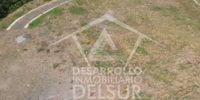 Lote en VENTA.
Tu refugio natural te espera en Venecia, Antioquia!
A solo 10 minutos del parque principal, se encuentra este hermoso lote en venta, ideal para construir la finca o casa campestre de tus sueños.
Acceso por dos vías principales hacia la veredaCercamiento terminado y listo para construirSistema de canaletas y filtros para recolección de aguas lluviasCerca a reserva natural,  acueducto veredal y la majestuosa Pirámide Natural Cerro Tusa.
¡Para más información y agendar tu cita!Contáctanos al 3156901885Desarrollo Inmobiliario del Sur – Tu hogar, nuestra pasión