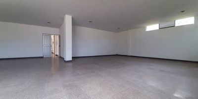 Arriendo bodega sector la Tablaza Municipio la estrella cuenta con
Puerta persiana, 5 baños, cocina semi-integral, ducha, terraza, piso laminado y baldosa, 4 parqueaderos, cuarto útil, parqueaderos visitantes, portería, servicios comerciales, área 850 metros. 
Código 23155
 Reserva tu cita te esperamos 
