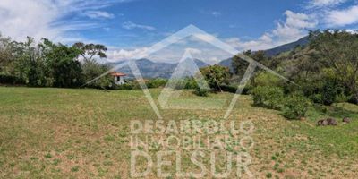 Lote en VENTA.
Tu refugio natural te espera en Venecia, Antioquia!
A solo 10 minutos del parque principal, se encuentra este hermoso lote en venta, ideal para construir la finca o casa campestre de tus sueños.
Acceso por dos vías principales hacia la veredaCercamiento terminado y listo para construirSistema de canaletas y filtros para recolección de aguas lluviasCerca a reserva natural, acueducto veredal y la majestuosa Pirámide Natural CerroTusa.
¡Para más información y agendar tu cita!Contáctanos al 3156901885Desarrollo Inmobiliario del Sur – Tu hogar, nuestra pasión