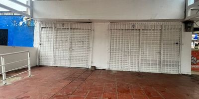 Excelente local esquinero ubicado sobre la calle Murillo, en un sector altamente comercial y de gran afluencia vehicular y peatonal. Su posición estratégica ofrece gran visibilidad y fácil acceso por varias vías principales, ideal para todo tipo de negocios.