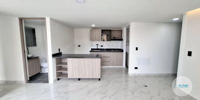 Se arrienda hermoso apartamento para estrenar, ubicado en una excelente zona de Rionegro, sobre la vía antigua de Guarne, justo frente al colegio UCO y al Club Macarena. Su localización privilegiada permite disfrutar de un entorno campestre y tranquilo, con todas las comodidades de la vida moderna, a tan solo 10 minutos del Parque Principal de Rionegro.El inmueble cuenta con un área de 55 m², distribuidos de manera funcional para ofrecer confort y practicidad. Dispone de dos habitaciones con closets amplios, dos baños completos, una acogedora sala-comedor, cocina integral con red de gas y pisos en cerámica que aportan frescura y fácil mantenimiento. El apartamento está ubicado en el séptimo piso, lo que garantiza excelente iluminación y una vista agradable.El edificio ofrece ascensor y portería 24 horas, brindando seguridad y tranquilidad a sus residentes. Además, se encuentra en un sector con vías pavimentadas, colegios cercanos, parques, acceso a transporte público y un ambiente camp