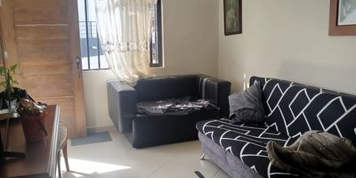 APARTAMENTO GIGANTE SEGUNDO PISO EN VENTA EN LA CEJA BARRIO LEO MAZARO (CERCA DEL CENTRO COMERCIAL VIVA LA CEJA).
 Area: 96 mts².
$295.000.000. NEGOCIABLES!!!.
 APARTAMENTO EN MUY BUENAS CONDICIONES.
Estrato: 3.
️4 habitaciones con clóset.
Cocina integral amplia .
1 baño con ducha, posibilidad de adecuar un segundo baño.
️ Sala-comedor independiente.
Patio amplio y cubierto.
⛽Gas por red.
Balcón amplio.
Más info ☎️ 301 5420632