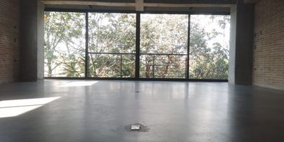 Oficina en arriendo en edificio independiente ubicado en sector central, con fácil acceso y salida a vías principales, cerca a centros comerciales, restaurantes, supermercados, con conexión a rutas de transporte público y gran variedad de servicios complementario de la zona. Piso en mortero, 1 espacio y 1 baño. Conjunto cerrado con ascensor, citofono, porteria 12 horas, circuito cerrado de TV,inmuebles sujetos a verificacion de disponibilidad