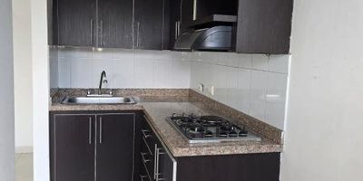 Apartamento en venta en Envigado, Barrio El Dorado, Antioquia. Este inmueble, situado en el piso 8 de una unidad cerrada con vigilancia, ofrece 55 m² con 3 habitaciones y 2 baños. Cuenta con acceso a parqueadero común y zonas deportivas. Su ubicación en estrato 3, en Envigado, proporciona buena conectividad. Precio: $295,000,000. Para más información o para visitar este apartamento, puede contactarnos por WhatsApp o ver las opciones de teléfono.