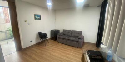 Oficina en venta en edificio empresarial cuenta con una ubicación muy estratégica, muy central, cerca a vía principal, centros comerciales, tiendas de cadena, de fácil acceso a transporte público y múltiples servicios complementarios de la zona. Piso en madera, 2 espacios, 1 baño, cocineta, cableado de red, techo cielo raso, aire acondicionado central y parqueadero cubierto . Edificio con ascensor, vigilancia, citófono, portería 24 horas, circuito cerrado de TV, parking visitantes con costo, bahía de parqueo, auditorio y baños comunales. inmuebles sujetos a verificacion de disponibilidad