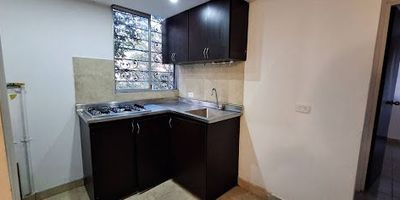 Apartamento en arriendo en Medellín, sector Buenos Aires, con 2 habitaciones con closet, sala comedor, cocina integral con red de gas, 1 baño y zona de ropas. La unidad cuenta con 2 porterías, acceso peatonal directo a la estación Loyola, piscina, turco, salón social, parque infantil, tienda, papelería y corresponsal Bancolombia. Cerca del centro comercial La Central, colegios, iglesias, supermercados y con excelente transporte. Contáctanos en Epicasa.