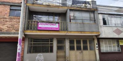 La propiedad se encuentra ubicada en Engativá, Bogotá D.C., en una zona residencial tranquila y con fácil acceso a servicios y comercios cercanos. La casa cuenta con una superficie total de 234 m2, distribuidos en 3 pisos y 2 entradas independientes.

1 er. Piso : local con baño y bodega, servicios públicos de agua y luz independientes

así como entrada independiente. Garaje, cocina, cuarto de lavado, baño y patio.

2 do. Piso: amplia sala con piso laminado, 3 habitaciones, balcón, baño con ducha y un estudio.

3 er. Piso: un apartaestudio con 2 habitaciones, cocina, baño y sala pequeña.

Una amplia terraza.

El estado de la propiedad es bueno y se encuentra en una ubicación estratégica con escuelas cercanas. Ideal para familias que buscan comodidad y funcionalidad en un entorno agradable. CEY-613 
