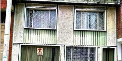 Propiedad en venta ubicada en Engativá Centro, Bogotá. Casa distribuida en 7 habitaciones y 3 baños. Cuenta con terraza, patio, sala, cocina sencilla, buen acceso, y apto para mascotas. Incluye espacio de estacionamiento. Ubicada en una zona con comercio cercano. La propiedad se encuentra Perfecta para familias grandes que buscan amplitud y comodidad en un entorno tranquilo y residencial. ¡No pierdas la oportunidad de adquirir esta espaciosa propiedad en una ubicación privilegiada! CXO-709 
