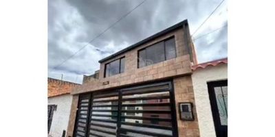 Casa amplia en venta en Álamos Norte, Bogotá. Con una superficie total de 124m², esta propiedad cuenta con 5 habitaciones, 2 baños completos y 3 parqueaderos privados. Construida en el año 2000, ofrece iluminación natural, closets integrados y patio interior. Ubicada en el primer piso para un fácil acceso sin escaleras. Situada en una zona residencial tranquila y segura, con excelente acceso a transporte, comercios y servicios. Ideal para familias grandes o inversores en busca de una propiedad en una zona de alta demanda. Perfecta para vivir o para remodelar y rentar. ¡No pierdas esta oportunidad única de inversión! Contáctanos para agendar una visita.

¿Buscas comodidad, estilo y una excelente ubicación? ¡Esta casa remodelada de 2 plantas lo tiene Todo! ? CET-106 
