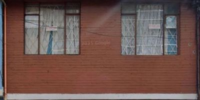 Se vende propiedad ubicada en el desarrollo Urbanización las Ferias, en el barrio Las Ferias, en la ciudad de Bogotá D.C. El inmueble, cuenta con una superficie total de 165 metros cuadrados, distribuidos en 10 habitaciones y 5 baños. Entre sus servicios destacan una terraza y fácil acceso a escuelas cercanas. La propiedad ofrece un amplio espacio habitacional ideal para familias numerosas o inversionistas. La ubicación estratégica brinda comodidad y accesibilidad a diferentes puntos de interés en la zona. CEJ-177 
