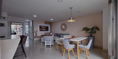 Este apartamento en la exclusiva zona de Loma Cola del Zorro combina amplitud, diseño moderno y una vista espectacular a la ciudad. Cada espacio ha sido pensado para ofrecer confort, iluminación natural y una distribución funcional que invita a disfrutar de la tranquilidad y el entorno verde que lo rodea. Su unidad residencial cuenta con completas zonas comunes que incluyen piscina, gimnasio, sauna, turco, juegos infantiles, salón social y vigilancia permanente, ideales para vivir con comodidad y estilo. Un lugar que inspira bienestar y calidad de vida en cada detalle.DC 260557