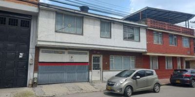 La propiedad en venta se encuentra ubicada en la zona de La Cabaña, en la ciudad de Bogotá D.C. El inmueble se encuentra en buen estado de conservación. Es una casa bodega ideal para negocio o construir, Cuenta con un total de 6 habitaciones y 4 baños, distribuidos en una superficie total de 390 metros cuadrados. Entre los servicios que ofrece la propiedad se destacan la sala, la terraza, el patio de servicio, la bodega y los closets. Además, se encuentra en una zona con fácil acceso y cercana a escuelas. El inmueble no dispone de estacionamientos. Una opción ideal para quienes buscan amplitud y comodidad en un entorno residencial tranquilo. CEU-735 
