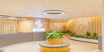 Venta oficina - Local Ubicado en el corazón de Envigado, Murano Plaza es un proyecto mixto ubicado a solo dos cuadras del Parque, en el sector Guanteros de Envigado. Este local con un área privada de 33m2 y una terraza de 18m2, oficina para estrenar y adecuar a tu requerimiento. No te pierdas la oportunidad de tener una oficina como inversión o para tu empresa. Tiene además 2 torres con apartamentos, hotel y locales comerciales en el primer nivel. Sus apartamentos son pensados en todos los estilos de vida, áreas desde 61 m2, hasta 117 m2, con 1, 2 o 3 habitaciones y dos baños. Murano Plaza se encuentra en una amplia zona comercial, cerca de varias instituciones educativas, al Parque Recreativo Envigado INDER y a la Cancha El Dorado.