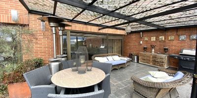 Apartamento en venta en El Refugio, con 350m2 y 450m² de espectaculares terrazas que enmarcan una vista panorámica única sobre Bogotá. Espacios amplios, techos altos y acabados de lujo crean un ambiente de exclusividad y confort. La zona social, con sala, comedor y estudio independientes, se integra a la terraza principal con área de BBQ, sala y comedor auxiliar. Family room que integra las 5 habitaciones, cada una con baño y acceso a la terraza. Cocina independiente muy amplia con excelente almacenaje. Tres parqueaderos. Edificio con máxima seguridad, gimnasio, piscina y sauna. Gran oportunidad por valor m² en uno de los sectores más exclusivos de la ciudad.