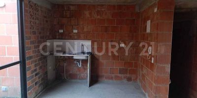 Vendo Casa en obra gris de dos pisos, para realizar acabados a tu gusto en excelente unidad de gran expansión y proyección en Jamundí, primer piso consta de tarja en la cocina, zona de oficios, sitio para baño social, el segundo piso se encuentra terminado baño y espacio para cuartos organizarlos a tu manera, pueden ser de dos habitaciones o tres. La unidad cuenta con Salón social, juegos infantiles, piscinas, zonas verdes y zona bbq. Con fácil salida para Cali por la Cañasgordas