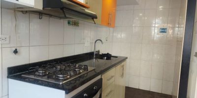 Apartamento en Venta en Conjunto Solsticio 5 

Características del Inmueble


 
 Distribución: Sala-comedor amplia e iluminada, cocina integral, zona de lavandería independiente.
 
 
 Cocina: Integral, equipada con muebles superiores e inferiores, estufa empotrada y mesón.
 
 
 Pisos: Laminado en habitaciones y cerámico en cocina, baños y zonas sociales, brindando armonía y fácil mantenimiento.
 
 
 Parqueadero: Comunal, con disponibilidad y control de acceso.
 
 
 Vista: Interior, con ambiente tranquilo y libre de ruido exterior.
 


Zonas comunes y amenidades


 
 Salón comunal
 
 
 Parque infantil
 
 
 Áreas verdes y jardines
 
 
 Zona BBQ
 
 
 Vigilancia privada 24 horas y control de acceso
 


Descripción destacada

Cercano al Centro Comercial Viva, tiendas de barrio, supermercados y colegios como el Antonio Van Uden (Sede C). Con acceso rápido por la Carrera 123 y la Calle 14B, y paraderos del SITP a pocos pasos.

El inmueble se entrega al día en todos los pagos, sin deudas y listo para escriturar.

Contáctanos

Agenda tu visita y conoce este excelente apartamento en Solsticio 5 – Fontibón.
con poliza de seguros

D
