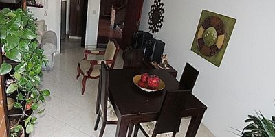 Apartamento en venta ubicado en Envigado, sector Pontevedra, con un área de 92,51 m². Cuenta con tres alcobas, una de ellas con vestier, alcoba de servicio, dos baños, cocina integral, sala, comedor, parqueadero cubierto y cuarto útil. Valor predial: $1.580.000 Anual Administración: $743.000. .Características internas: comedor, sala, alcoba con vestier, alcoba de servicio, cocina integral, baño auxiliar. 
Características externas: 
porteria 24 horas, zonas comunes, ascensor, parqueaderos de visitantes cerca de Casa Museo Otraparte, Avenida El Poblado y la Clínica Las Américas del Sur calle de la buna mesa envigado Un sector residencial tranquilo, con acceso rápido a comercio, transporte