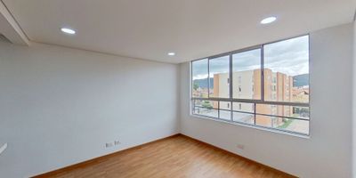 Vive la tranquilidad y el encanto de Chía

Este apartamento es la oportunidad perfecta para comenzar una nueva etapa, en un entorno que combina armonía, seguridad y ubicación privilegiada. Su diseño invita a disfrutar de cada espacio, con ambientes llenos de luz natural y una distribución pensada para el bienestar de toda la familia.

El conjunto residencial ofrece un ambiente cálido y familiar, rodeado de zonas verdes, espacios para compartir y disfrutar al aire libre, y la tranquilidad que solo un lugar seguro puede brindar.

Su excelente ubicación te conecta con todo lo que necesitas en el día a día: colegios, universidades, comercio, y fáciles vías de acceso que hacen de este lugar un punto estratégico para vivir cómodamente y con calidad de vida.

Libre de gravamen y apto para financiación con todos los bancos, es una opción ideal para quienes buscan invertir con seguridad o encontrar su hogar soñado.

Agenda tu visita y descubre el lugar donde la vida se disfruta con calma, rodeado de lo mejor de Chía.

H1.
