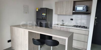 Se arrienda apartamento amoblado en Entre Amigos, Sabaneta. Un espacio moderno, con un estilo que va perfecto contigo, ubicado en un edificio exclusivo y tranquilo del sector.
Cuenta con 41 m² muy bien distribuidos: cocina abierta, zona de ropas independiente, sala-comedor con una linda vista a la ciudad, una habitación con clóset, un baño y se encuentra en un piso alto, con excelente iluminación natural.
El edificio tiene una sola torre, solo seis apartamentos por piso, portería 24 horas, y está rodeado de excelentes vías de acceso. Además, su ubicación es ideal: a pocos pasos de la estación del metro de Sabaneta, de la Av. Las Vegas y a solo tres cuadras del parque principal.
Un lugar acogedor, moderno y con todo lo que necesitas para vivir cómodo y bien ubicado.