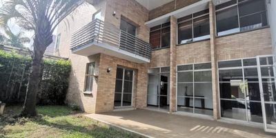 VENDO..Casa en unidad residencial sector pance.,  casas separadas., de dos pisos., cuenta con zonas verdes., sala comedor en espacios independientes., sala TV. estudio., amplia terraza., su cocina integral grande con isla.,  parqueaderos cubiertos., para cuatro vehículos., baño social alcoba servicio., zona oficios.,  segundo piso.,  cuatro alcobas cada una con baño  amplio holl de alcobas., como para una sala auxiliar.,   casa moderna con espacios amplios.,  fresca iluminada., amplia zona de parqueo., la unidad cuenta con amplias zonas verdes., cancha  múltiple.,  y zona de juegos infantiles., salón social., gym con maquinas., y dos piscinas.,  excelente ubicación por las vías de acceso., cerca a las principales universidades y colegios del sector., documentos al día.,  mas inf. con INDIRA OYOLA CEL. 3104005590