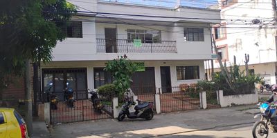 se vende casa en la flora de dos pisos más plancha para un tercer piso con terraza con un área de lote de 365 metros por la via principal esquinera, consta de 10 habitaciones, 6 baños, patio, 2 salacomedor, garage para dos carros, precio negociable. INFORMES: 3117039168 VIVIANA MONTAÑO