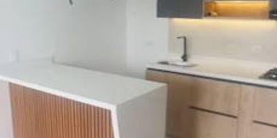 Descripción: 
447-13439 Apartamento en Arriendo en la vía de Rionegro hacia Marinilla. Este apartamento de 50 metros ofrece un diseño cómodo y funcional. Cuenta con 3 alcobas, 2 baños, sala comedor iluminada, cocina integral moderna, zona de ropas independiente, balcón con vista agradable, estudio ideal para trabajo remoto, 2 clósets. Además, dispone de parqueadero privado común.
Se encuentra ubicado en una unidad cerrada que ofrece portería 24 horas, piscina para adultos y niños, salón social, juegos infantiles, ascensor y shut de basuras. Su ubicación estratégica permite fácil acceso a rutas de transporte público. Código del inmueble: 13439