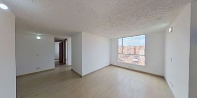 Apartamento en venta de 54m2, con vista interior, ubicado en un 4to piso (Torre 6 Apto 402), acceso por escaleras, parqueadero comunal. Consta de 3 habitaciones, 1 baño, sala comedor, cocina semi integral y zona de lavandería. Tiene piso laminado en habitaciones, zona social y cerámico en cocina y baño. El conjunto cuenta con zonas verdes, salón social, parque infantil y vigilancia privada las 24 horas. Cerca a centro comercial Ventura Terreros; cerca a almacenes de cadena como D1, Olímpica y Supermercados Colsubsidio; cerca a colegio Julio Cesar Turbay Ayala, Gabriel García Márquez; cerca a paraderos del SITP; Vías de acceso por Carrera 9 Este y Avenida Terreros.   33670488862
