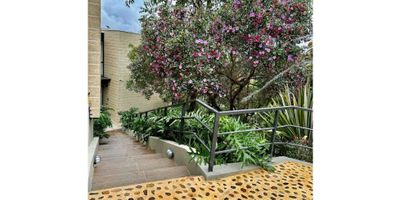 Si buscas un lugar para vivir rodeado de naturaleza y con todas las comodidades y lujos, este departamento en Guatapé, Antioquia es la opción perfecta. Con una impresionante área construida de 450 metros cuadrados y una área privada de 1750 metros cuadrados, esta propiedad te ofrece espacio suficiente para vivir y disfrutar en familia.

Con 4 amplias alcobas y 4 baños, este departamento es ideal para una familia numerosa o para aquellos que disfrutan de tener invitados en casa. Además, cuenta con 3 garajes, por lo que no tendrás que preocuparte por el espacio para estacionar tus autos.

Entre las características internas destacadas de este inmueble, se encuentra la posibilidad de tener mascotas, lo que lo convierte en un lugar ideal para aquellos amantes de los animales. También cuenta con servicio de agua, sistema de alarma para mayor seguridad, está completamente amoblado y cuenta con un hermoso balcón con vista panorámica.

Si eres una persona que trabaja desde casa o necesitas un lugar para estudiar, este departamento tiene una biblioteca/estudio que te brinda un espacio tranquilo y adecuado para tus actividades. Además, cuenta con una moderna barra estilo americano y una cocina completamente equipada con electrodomésticos de alta calidad.

Entre las características externas, este inmueble se encuentra en un acceso pavimentado y rodeado de árboles frutales y bosques nativos, lo que te brinda una sensación de paz y tranquilidad. También cuenta con una amplia área social y está cerca de diversas atracciones turísticas de la zona.

Este departamento cuenta con una cochera/garaje, un club house, un hermoso jardín, un lago y una laguna que te brindarán increíbles vistas. Además, cuenta con parqueadero para visitantes, portería/recepción y se encuentra sobre una vía principal.

Si te gusta vivir en un entorno campestre pero no quieres alejarte demasiado de la ciudad, este departamento es ideal para ti ya que se encuentra cerca de zonas come