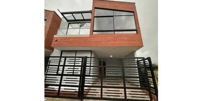 Vendo casa en la ceja, con acabados de lujo, excelente distribucion, 3 habitaciones, la principal con cuenta con vestier, 3 baños, closet de linos, iluminación de lujo, muebles en madera de roble, sala y comedor amplios, garaje privado para un vehículo, patio de ropas, la vivienda está nueva, para estrenar.

Cercana a: Parque principal de La Ceja
