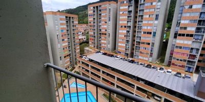 Vendo apartamento en Unidad completa sector la estrella piso 13 con hermosa vista cuenta con 3 habitaciones, 2 baÃ±os, zona de ropas, balcÃ³n, La unidad tiene piscina salÃ³n social zonas verdes zonas infantiles porterÃ­a 24 horas ascensorCercano al polideportivo de la Estrella. 
